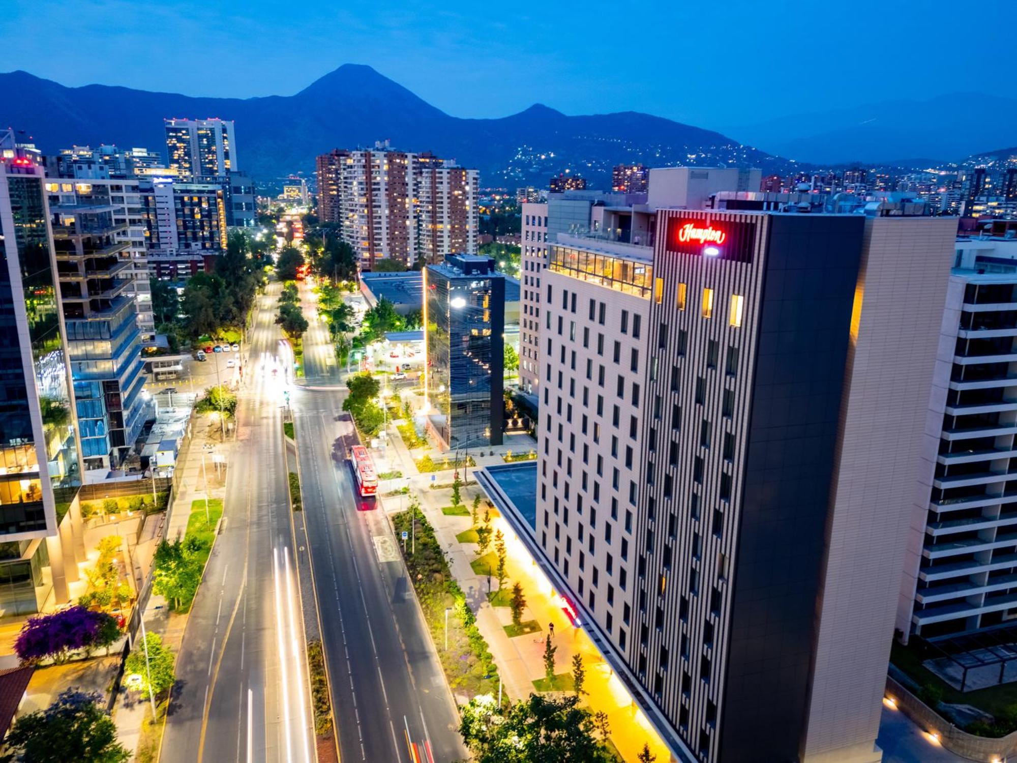 Hampton By Hilton Santiago Las Condes Bagian luar foto