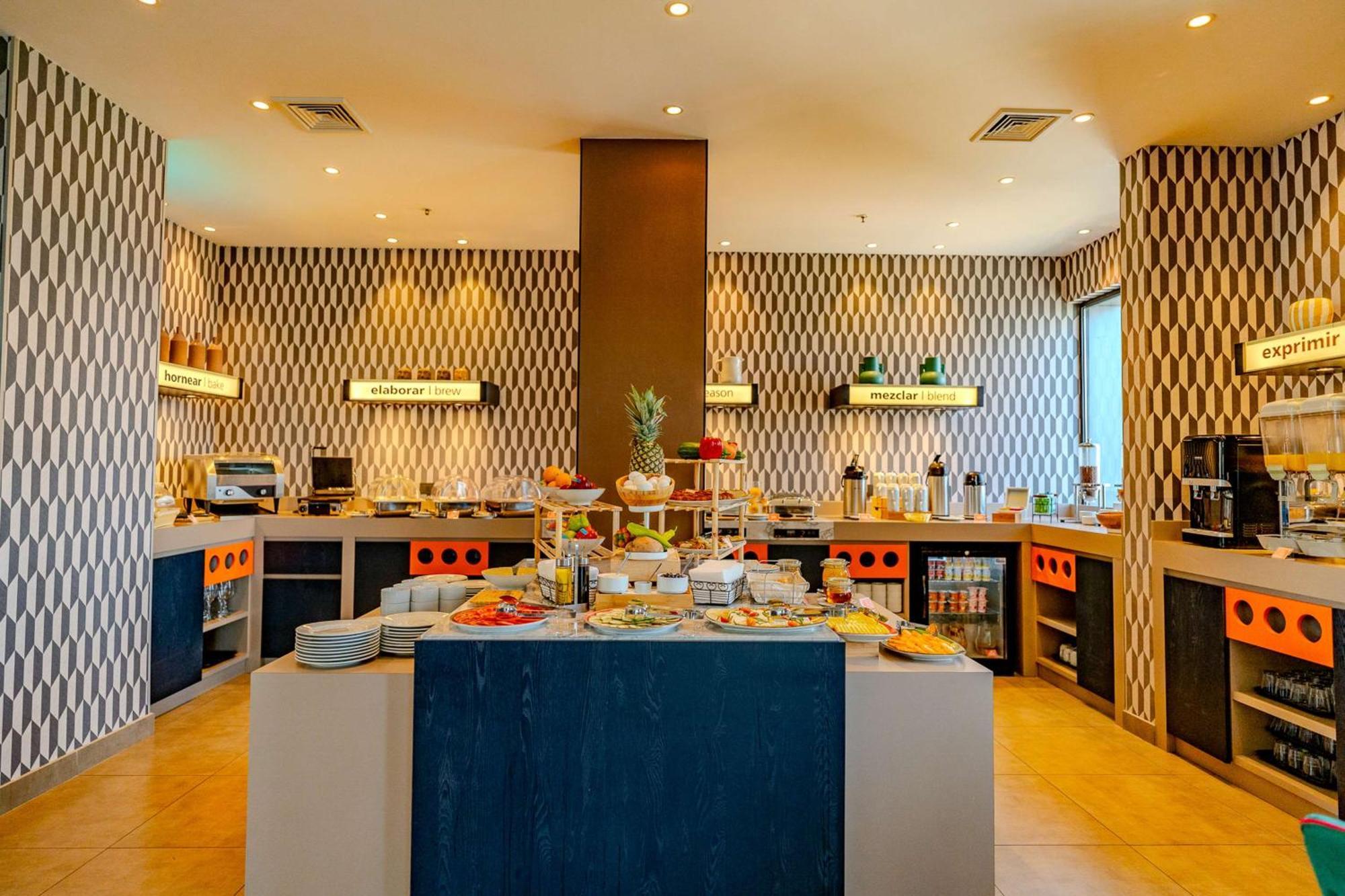 Hampton By Hilton Santiago Las Condes Bagian luar foto