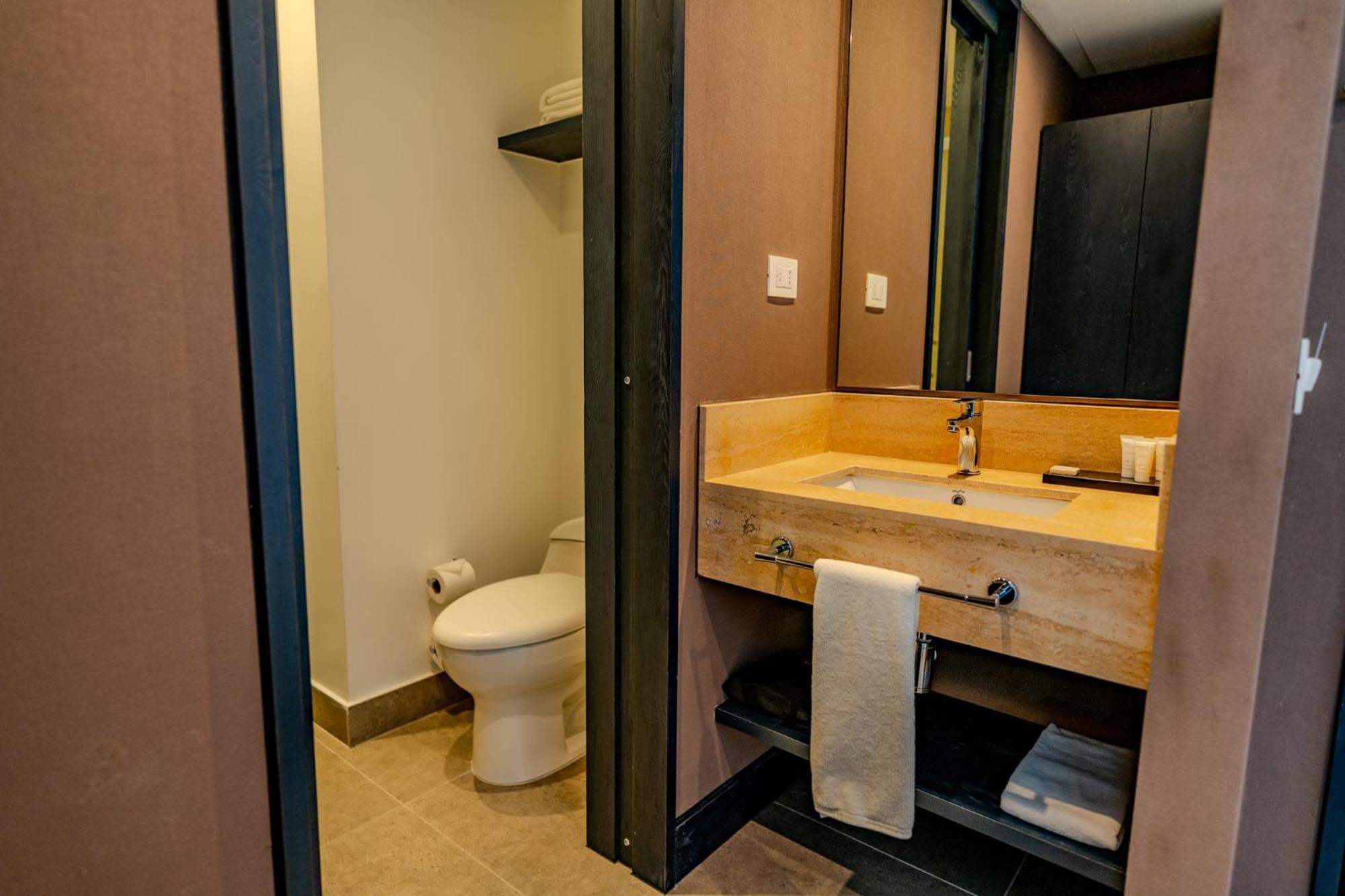 Hampton By Hilton Santiago Las Condes Bagian luar foto